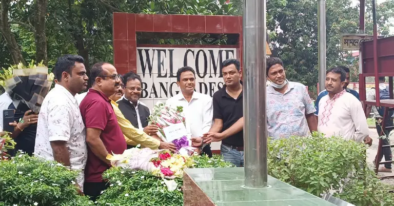 ভারতীয় সহকারী হাইকমিশনারকে ফুল দিয়ে বরণ করে নেয়া হয়